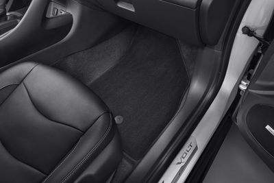 GM First-and Second-Row Carpeted Floor Mats in Jet Black 23375322