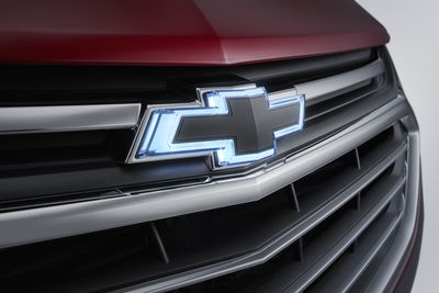 GM Front Illuminated Bowtie Emblem in Black (For vehicles with Halogen Headlamps) 84235638