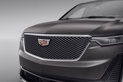 GM Grille in Painted Silver with Bright Surround and Cadillac Logo 84711554